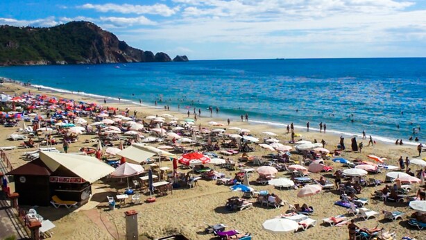 A crowded beach with numerous umbrellas and beach chairs. - Kleopatra Ada Hotel - All Inclusive (Alanya)