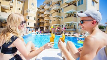 Außenpool, geöffnet von 08:00 Uhr bis 18:00 Uhr, Sonnenschirme