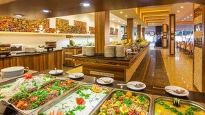 A buffet with various food stations, including salads, meats, and desserts. - Kleopatra Ada Hotel - All Inclusive (Alanya)