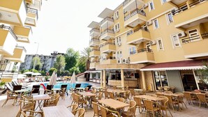 A hotel with outdoor seating and a pool area. - Kleopatra Ada Hotel - All Inclusive (Alanya)