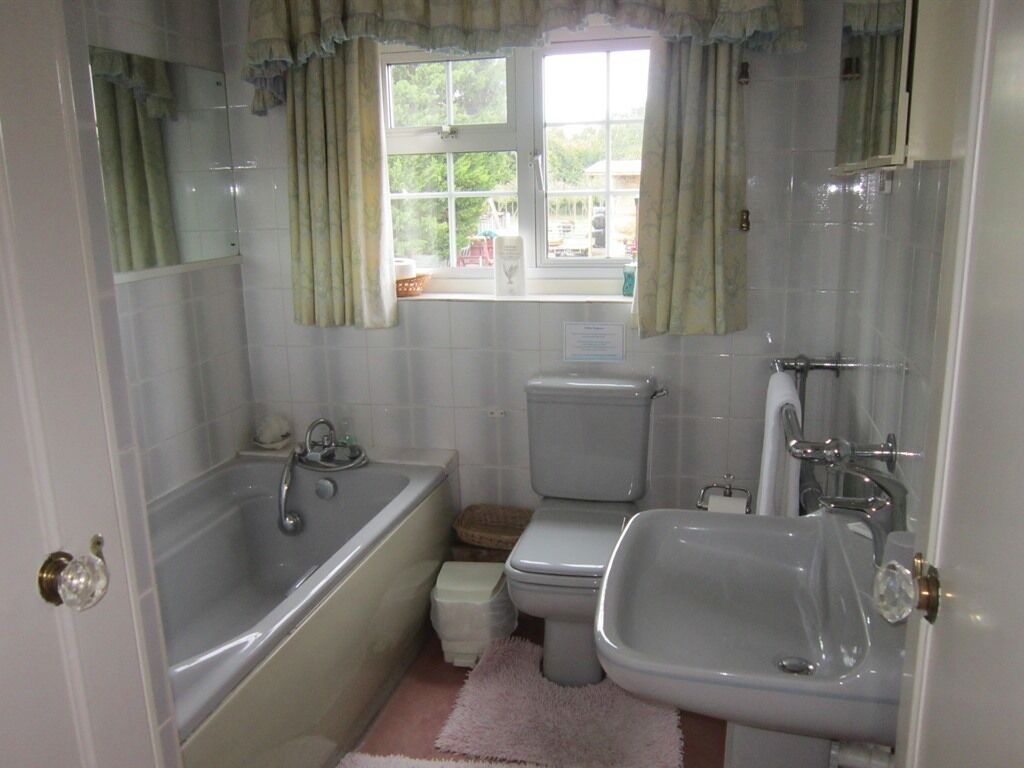 Un baño con bañera, inodoro y lavabo.