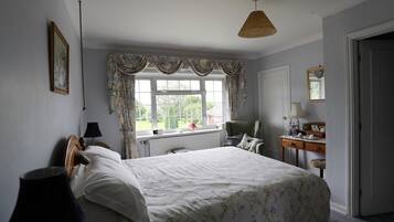 Tweepersoonskamer, en-suite badkamer, uitzicht op tuin