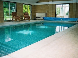 Una piscina cubierta
