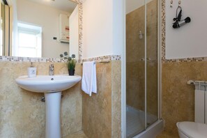 Shower, hair dryer, bathrobes, bidet - Antica Dimora (Palermo)