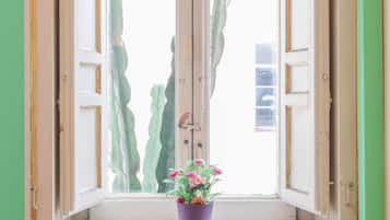 Minibar, escritorio y sistema de insonorización