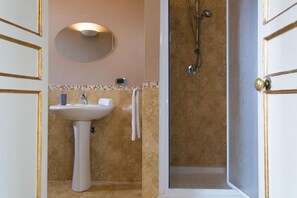 Shower, hair dryer, bathrobes, bidet - Antica Dimora (Palermo)