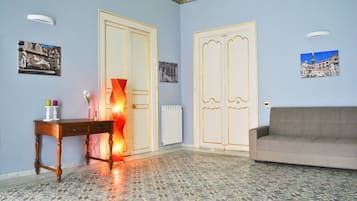 Deluxe Room | Minibar, desk, soundproofing, iron/ironing board