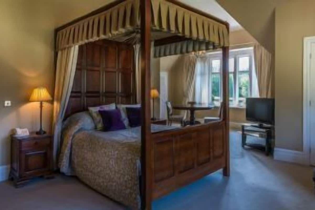 Tweepersoonskamer (Four Poster Bed) | Een kluis op de kamer, individueel gedecoreerd, individueel gemeubileerd