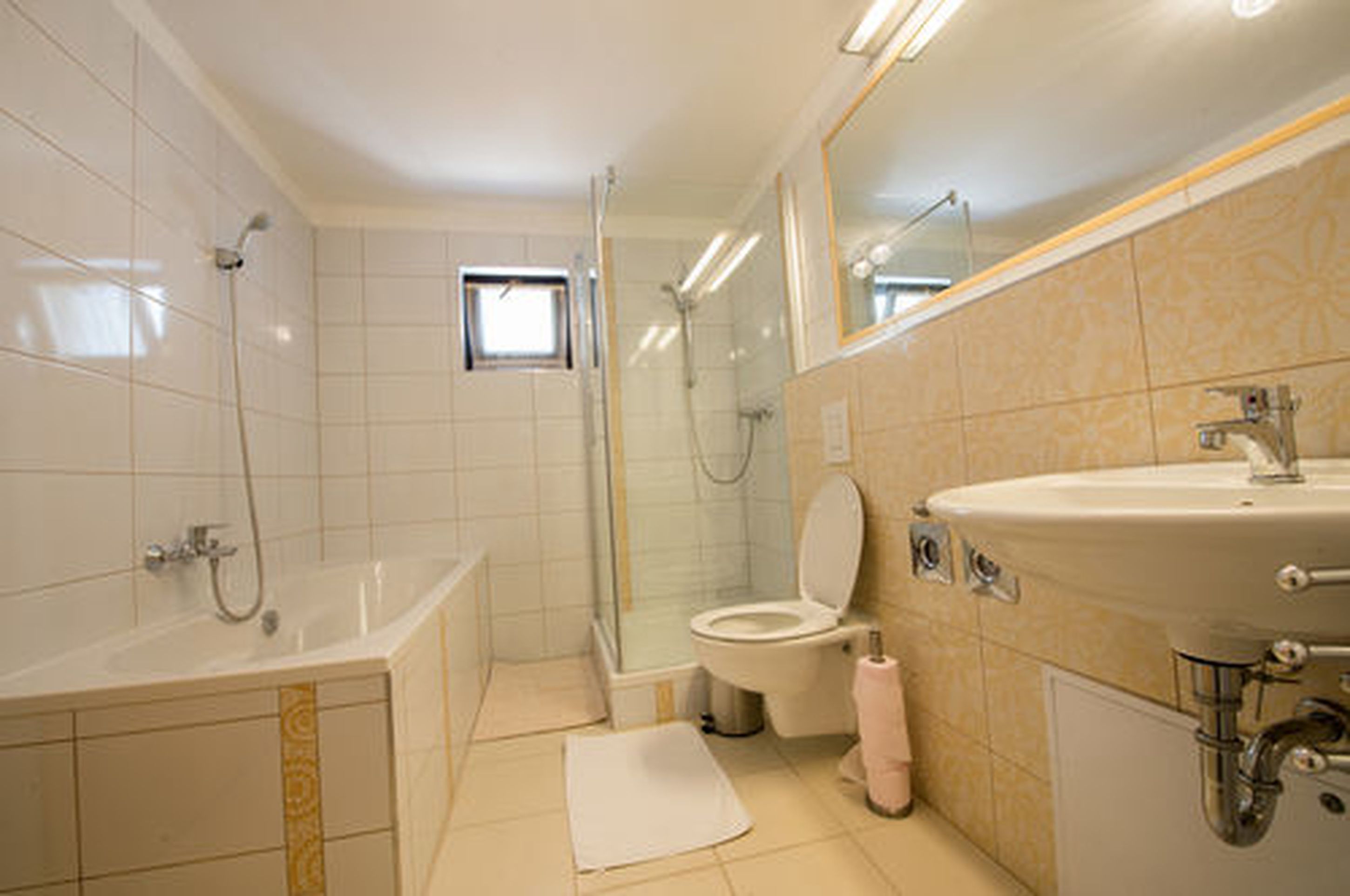 Une salle de bain avec une baignoire, des toilettes et une douche.