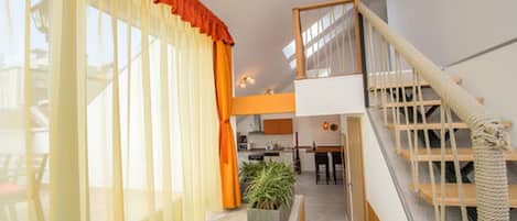 Apartamento, balcón, vistas a la ciudad (Duplex) | 2 dormitorios, sistema de insonorización, tabla de planchar con plancha