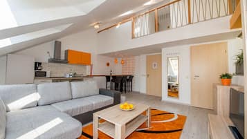 Departamento, balcón, vista a la ciudad (Duplex) | Cocina privada | Refrigerador, microondas, horno y parrilla de estufa