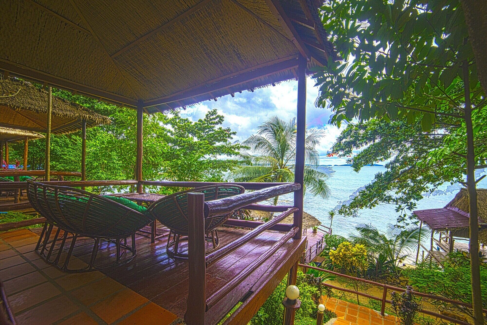 Outdoor dining | Breakfast, lunch, dinner served; international cuisine 
