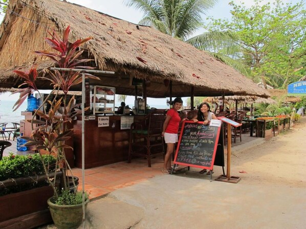 Ofrece desayunos, almuerzos y cenas