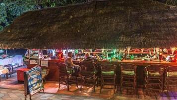 Serves breakfast, lunch and dinner