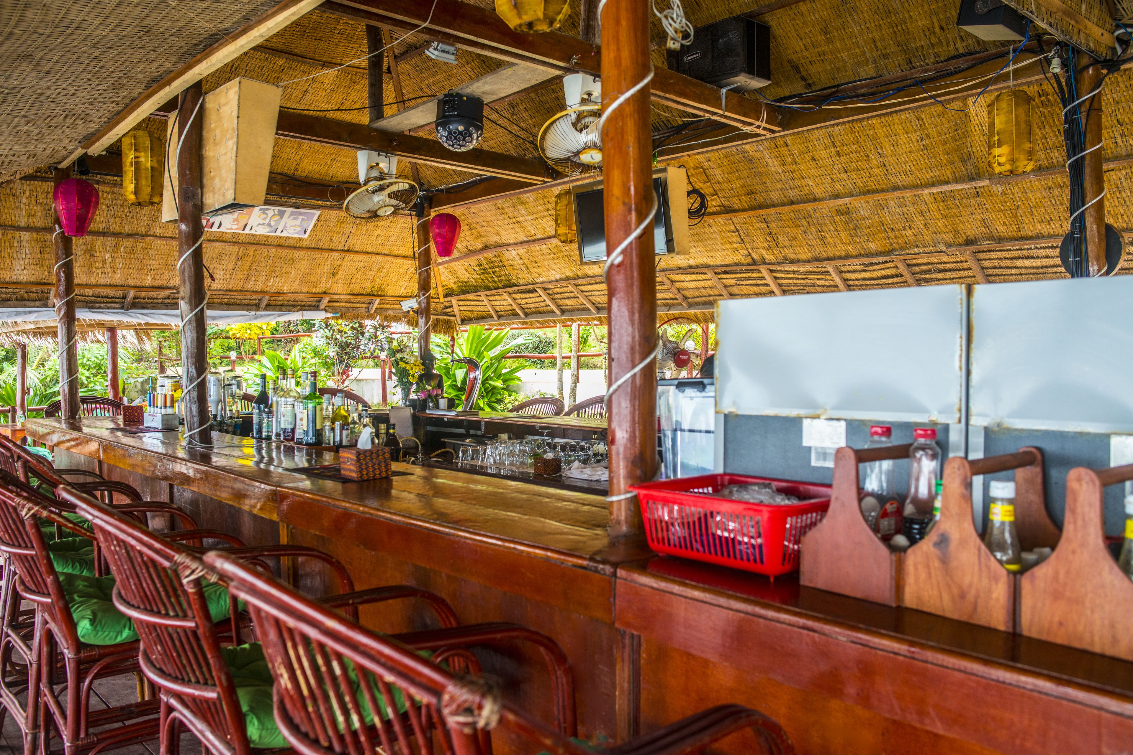 Serves breakfast, lunch and dinner