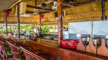 Serves breakfast, lunch and dinner