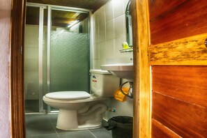 Douche, articles de toilette gratuits, serviettes fournies