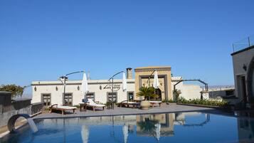 Hồ bơi ngoài trời phục vụ theo mùa, dù/ô trên bãi biển/hồ bơi