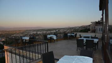 Phục vụ bữa sáng, bữa trưa và bữa tối