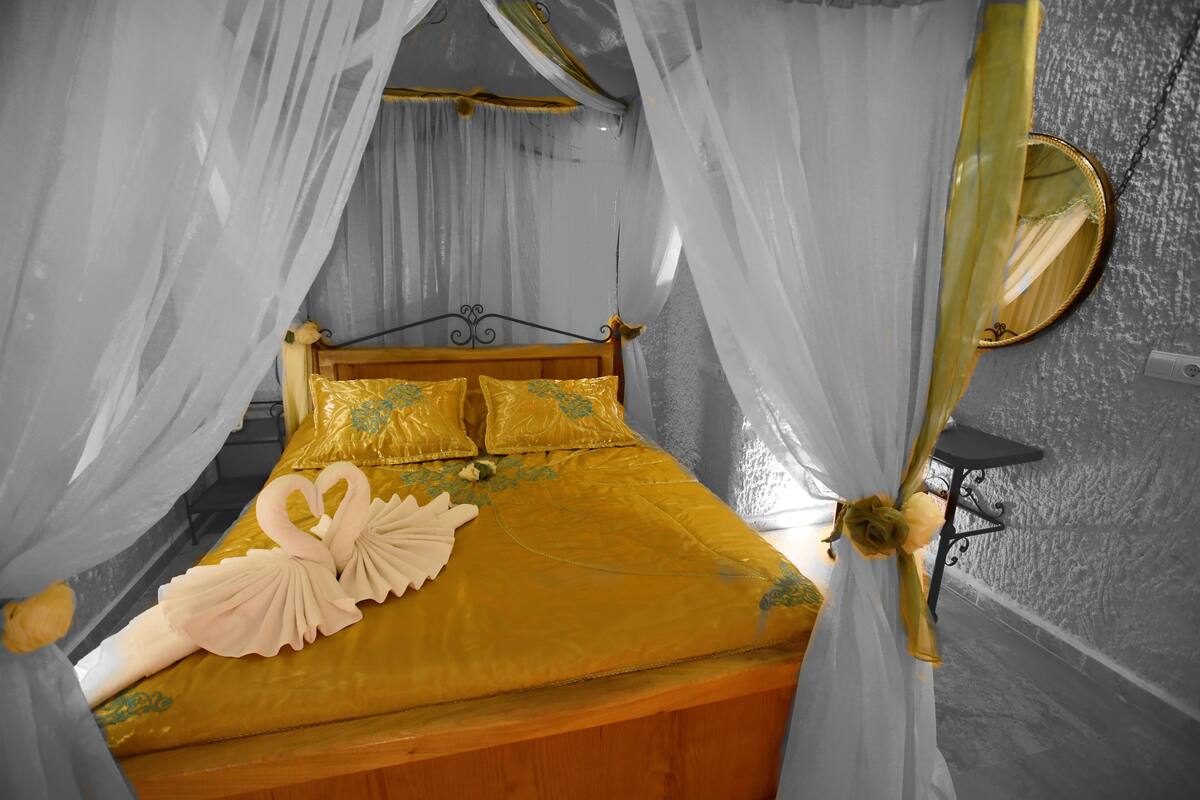Honeymoon Cave Suit | Bộ đồ giường cao cấp, bàn, màn/rèm cản sáng, phòng cách âm