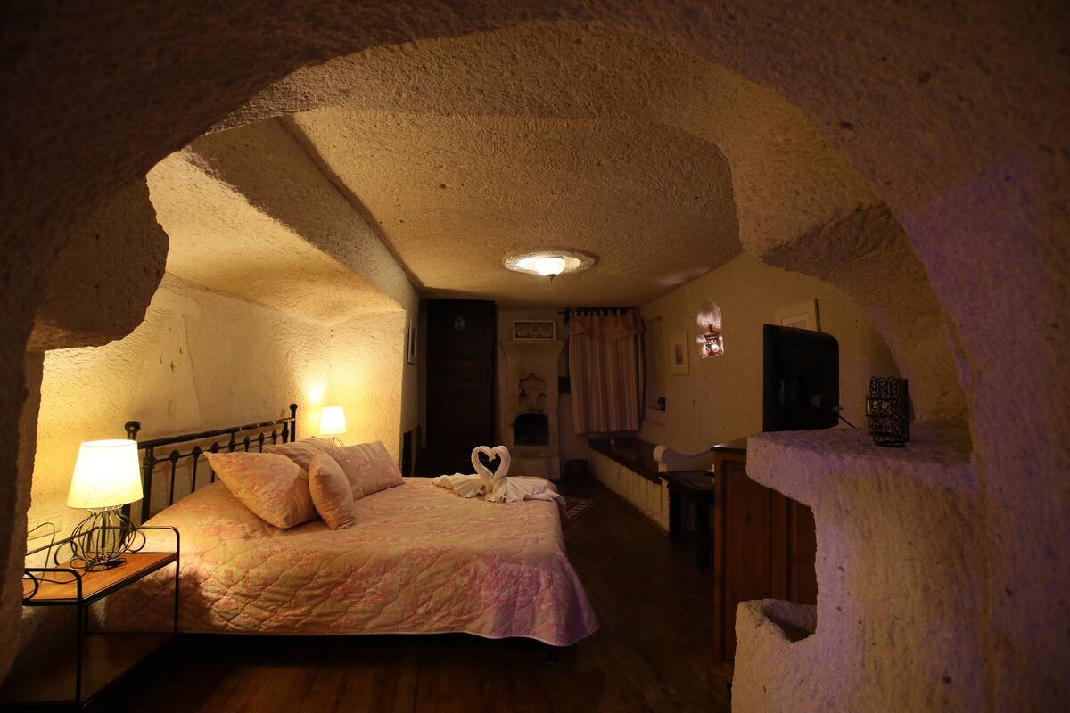 Standard Cave | Bộ đồ giường cao cấp, bàn, màn/rèm cản sáng, phòng cách âm