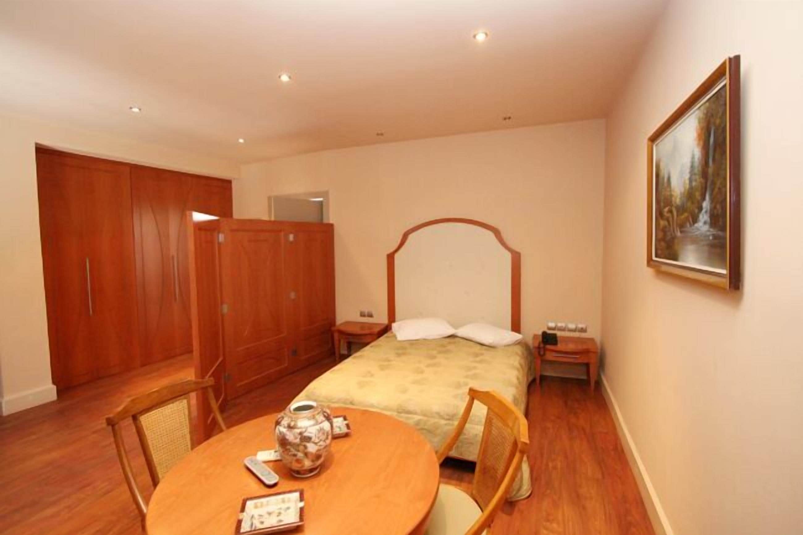 junior suite | living area | flat-screen tv