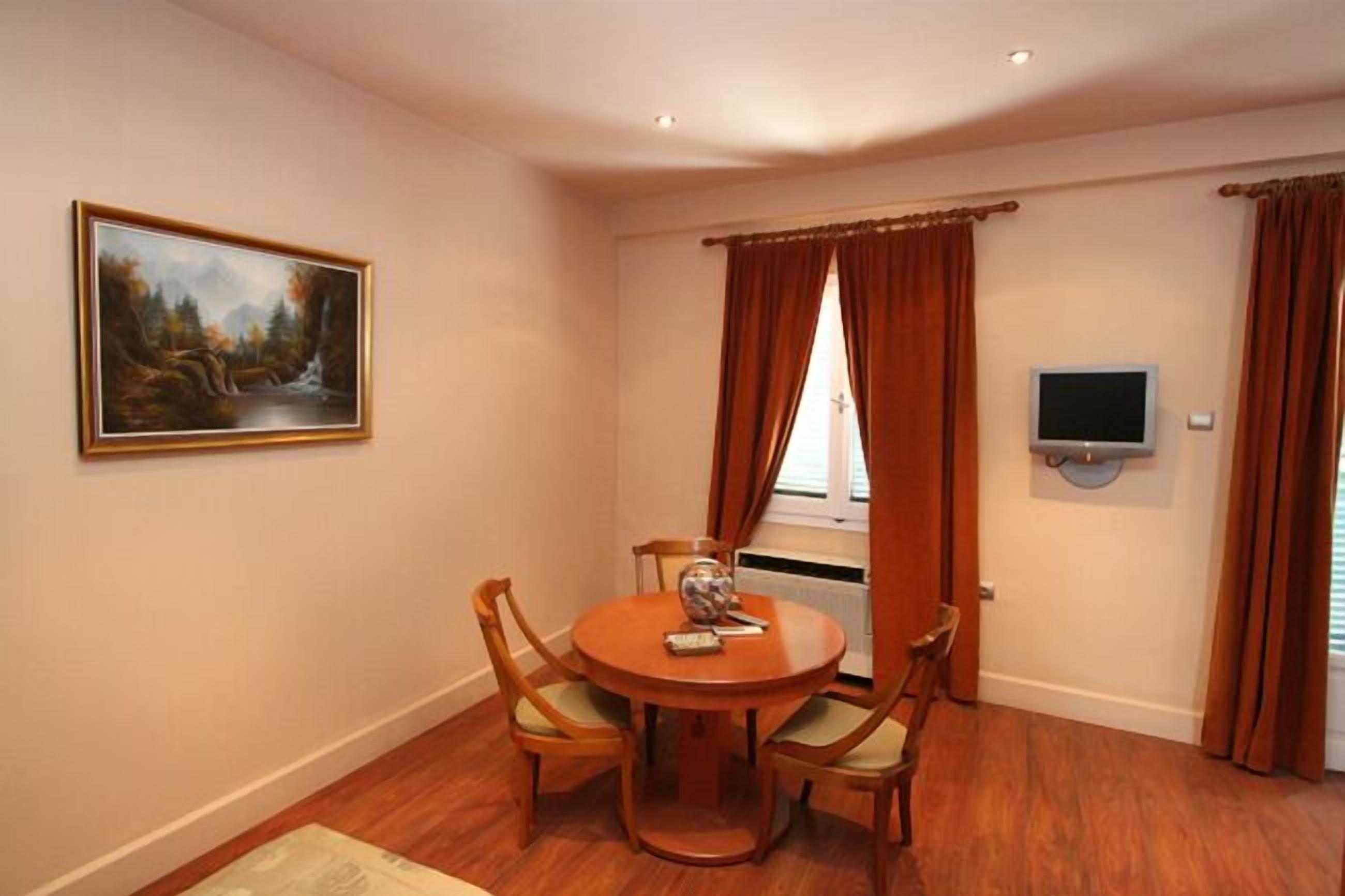 junior suite | dining