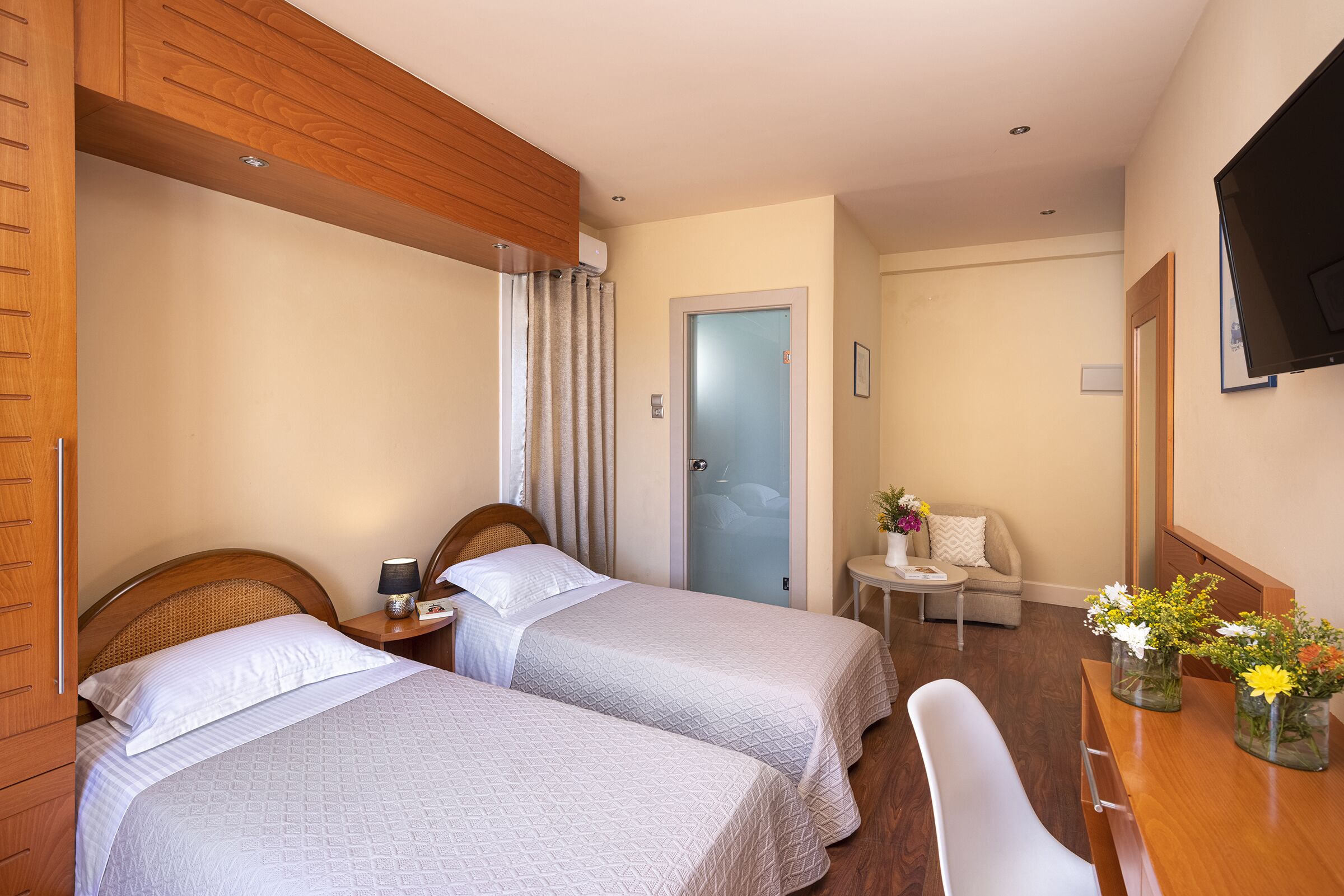 double or twin room | desk, iron/ironing board, free cots/infant beds, rollaway beds