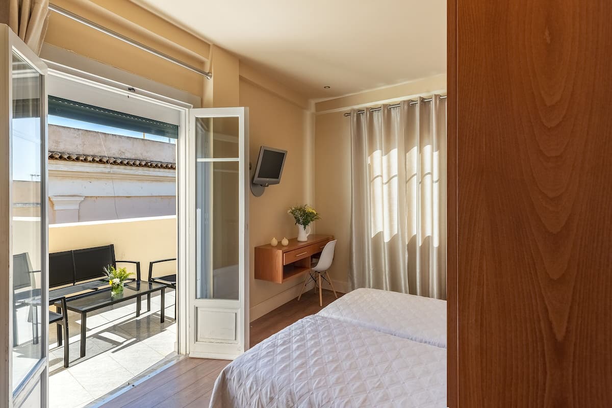 double or twin room | desk, iron/ironing board, free cots/infant beds, rollaway beds