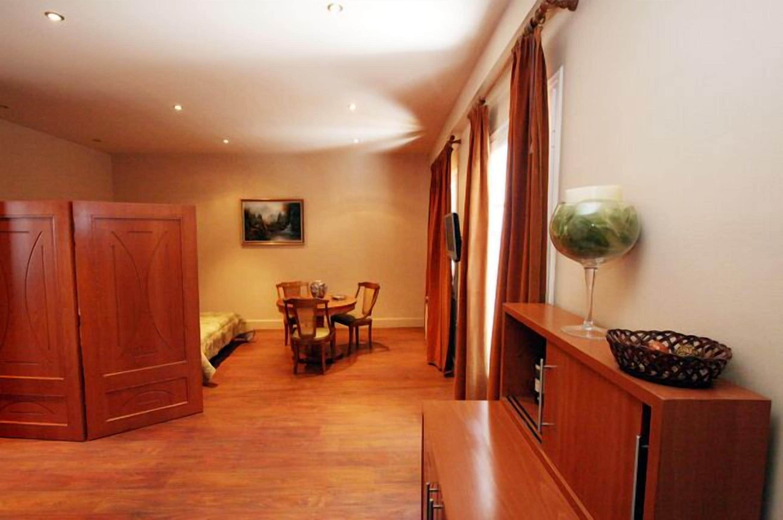 junior suite | living area | flat-screen tv