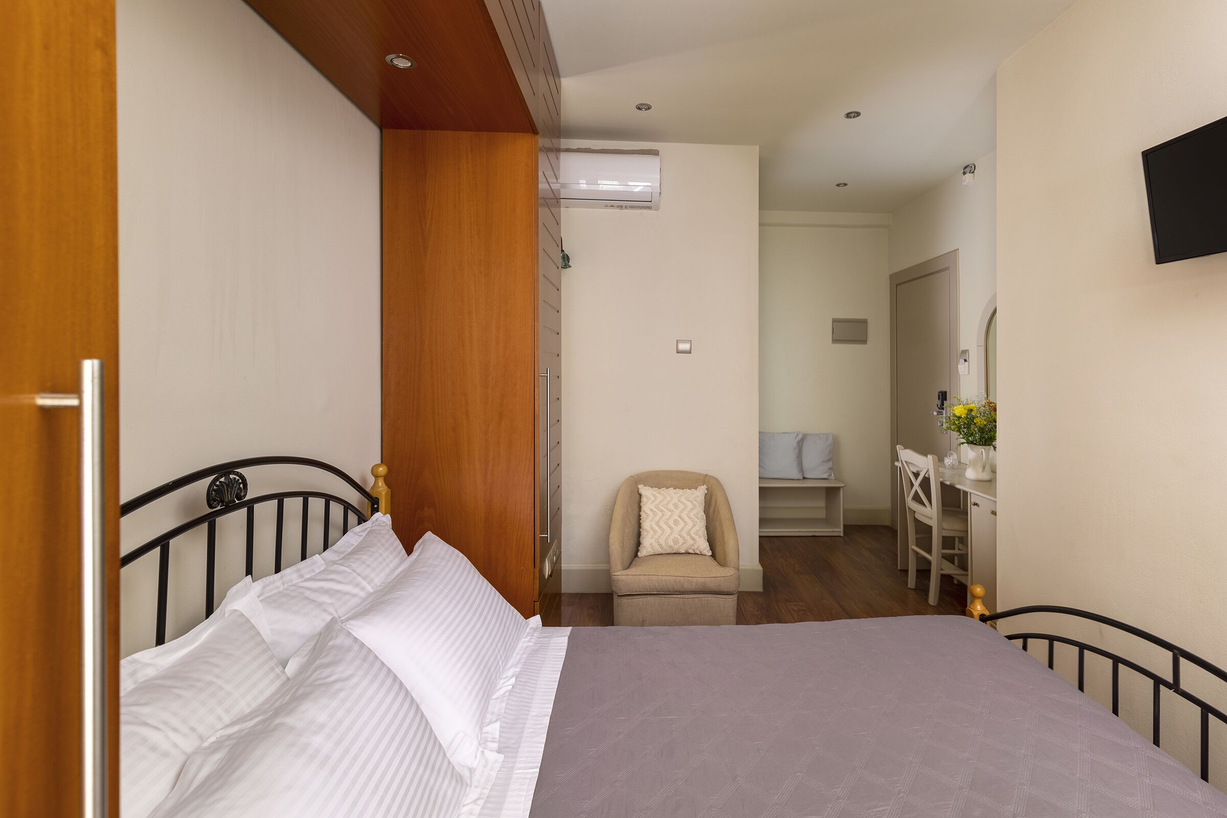 double or twin room | desk, iron/ironing board, free cots/infant beds, rollaway beds