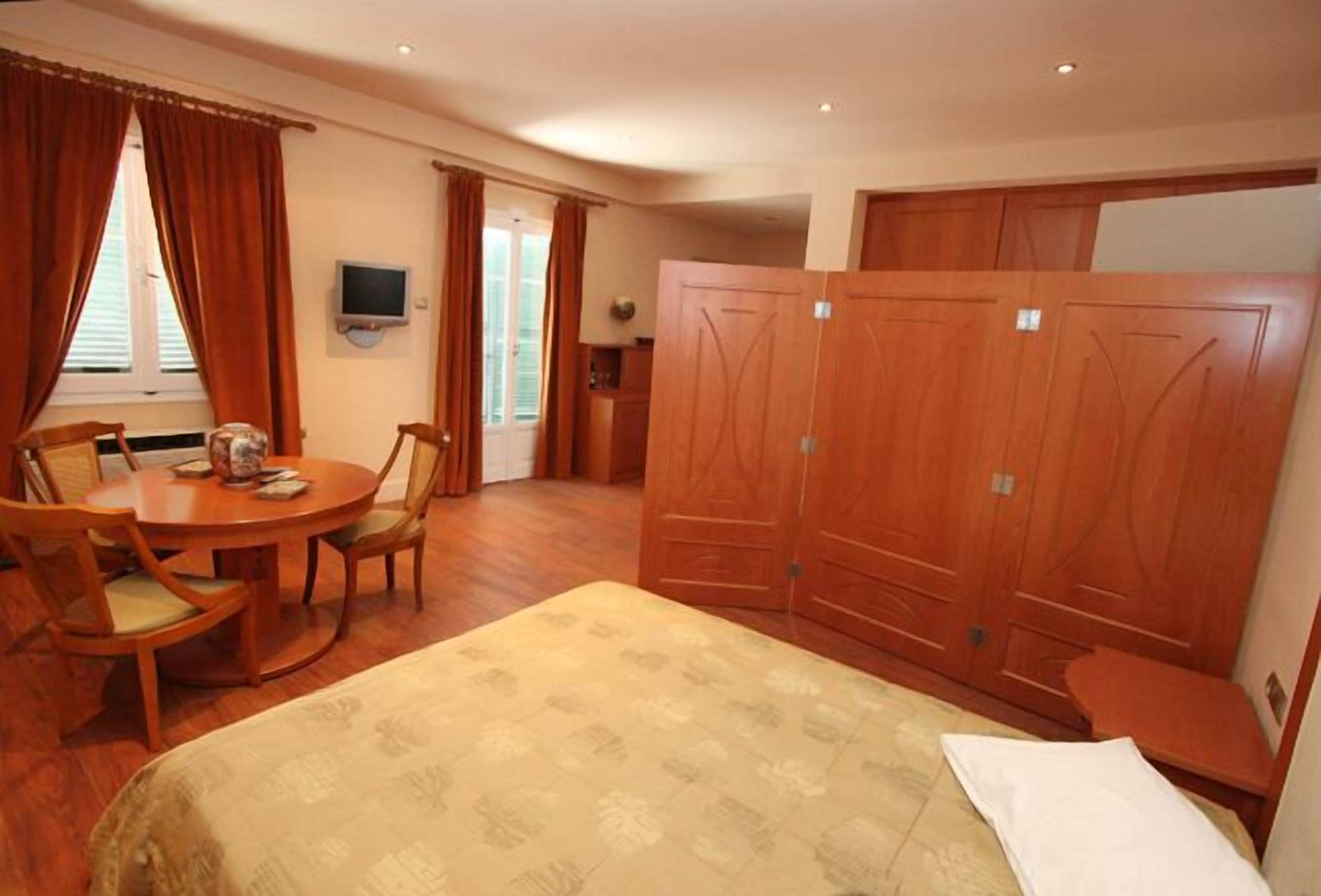 junior suite | living area | flat-screen tv