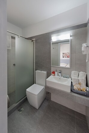 Zweibettzimmer (Shared Terrace) | Badezimmer | Dusche, kostenlose Toilettenartikel, Haartrockner, Hausschuhe