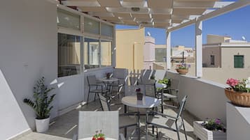 Habitación con 2 camas individuales (Shared Terrace) | Terraza o patio