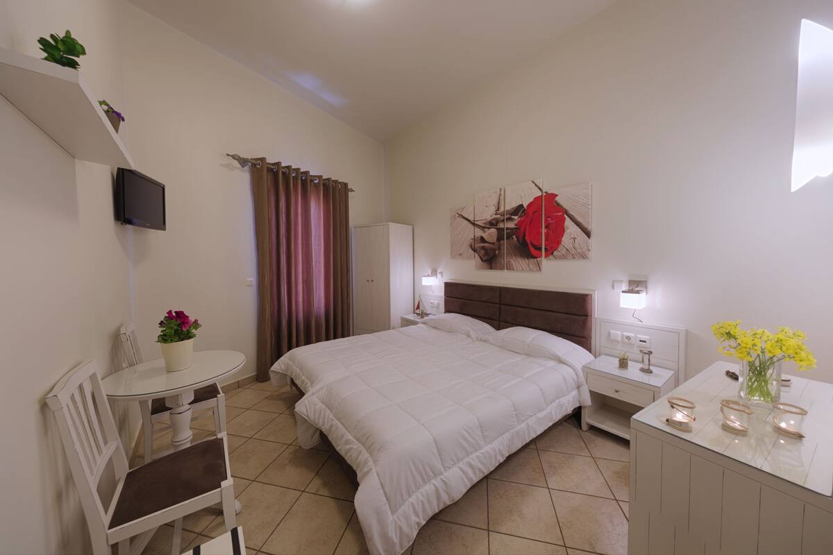 Habitación con 2 camas individuales, balcón | Tabla de planchar con plancha y wifi gratis