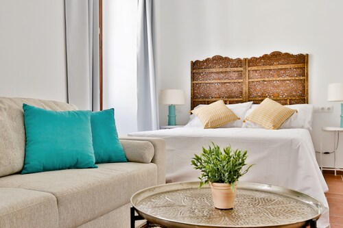 OYO Urban Vida Alcázar