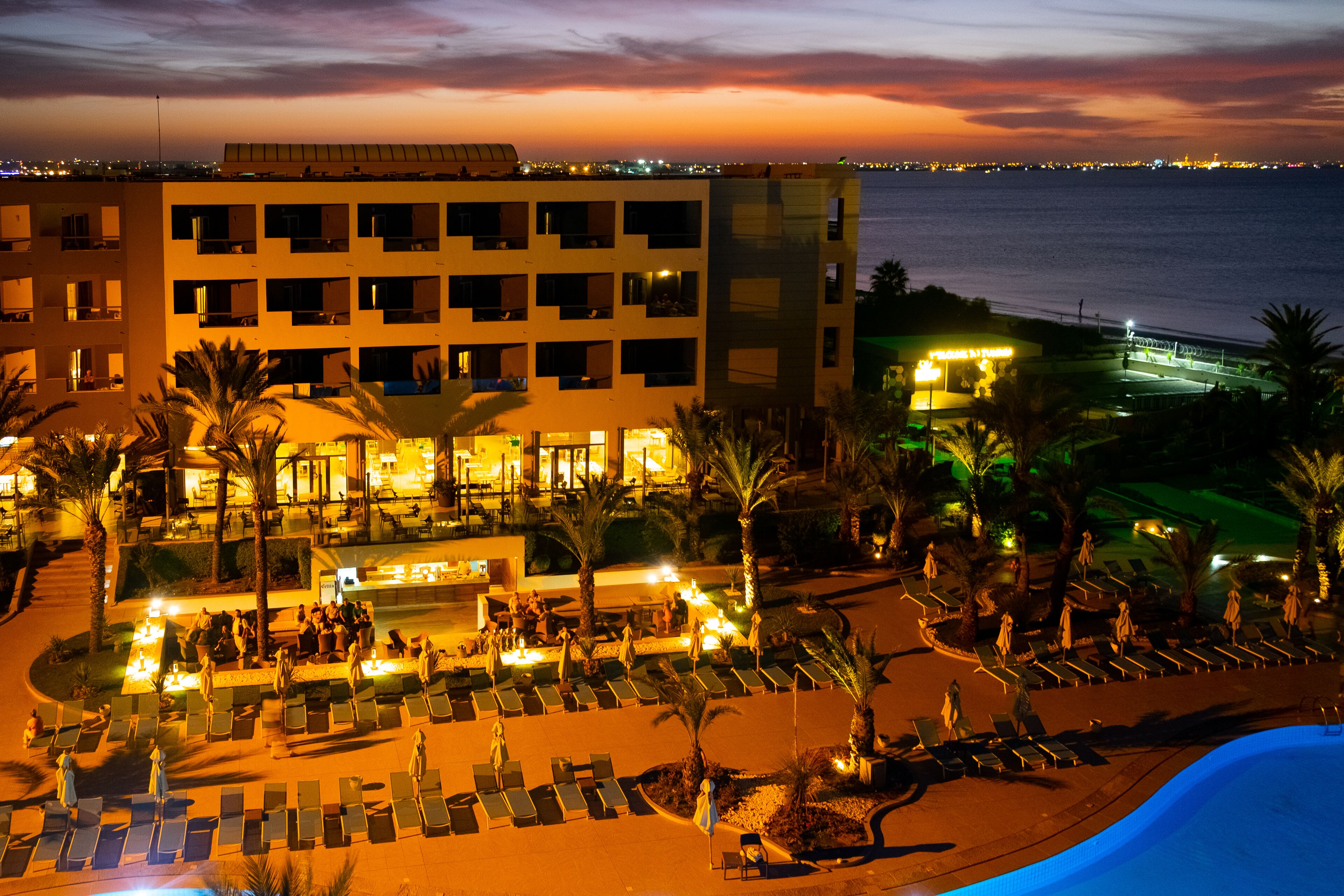 Vista frontal de la propiedad por la tarde o noche