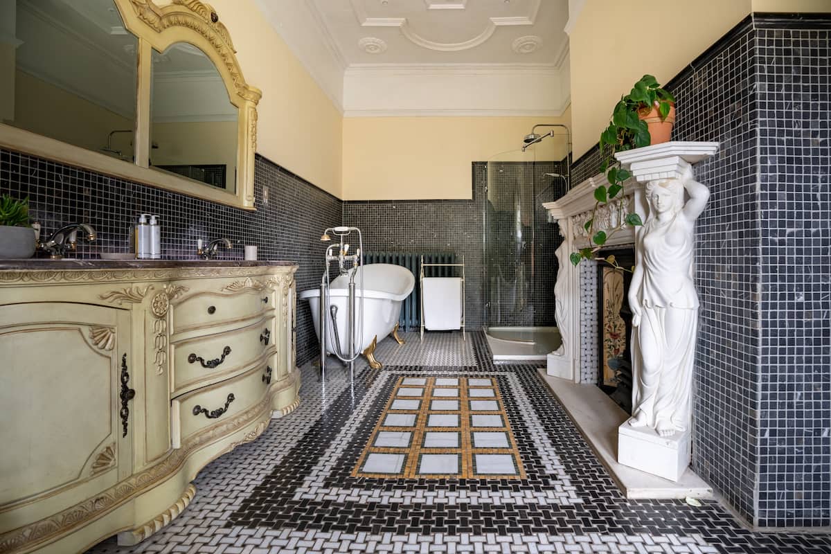 Deluxe Suite (Troya) | Bathroom | Free toiletries, hair dryer, towels