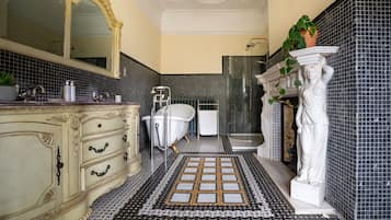 Deluxe Suite (Troya) | Bathroom | Free toiletries, hair dryer, towels