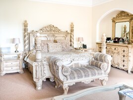 Een strijkplank/strijkijzer, gratis wifi, beddengoed