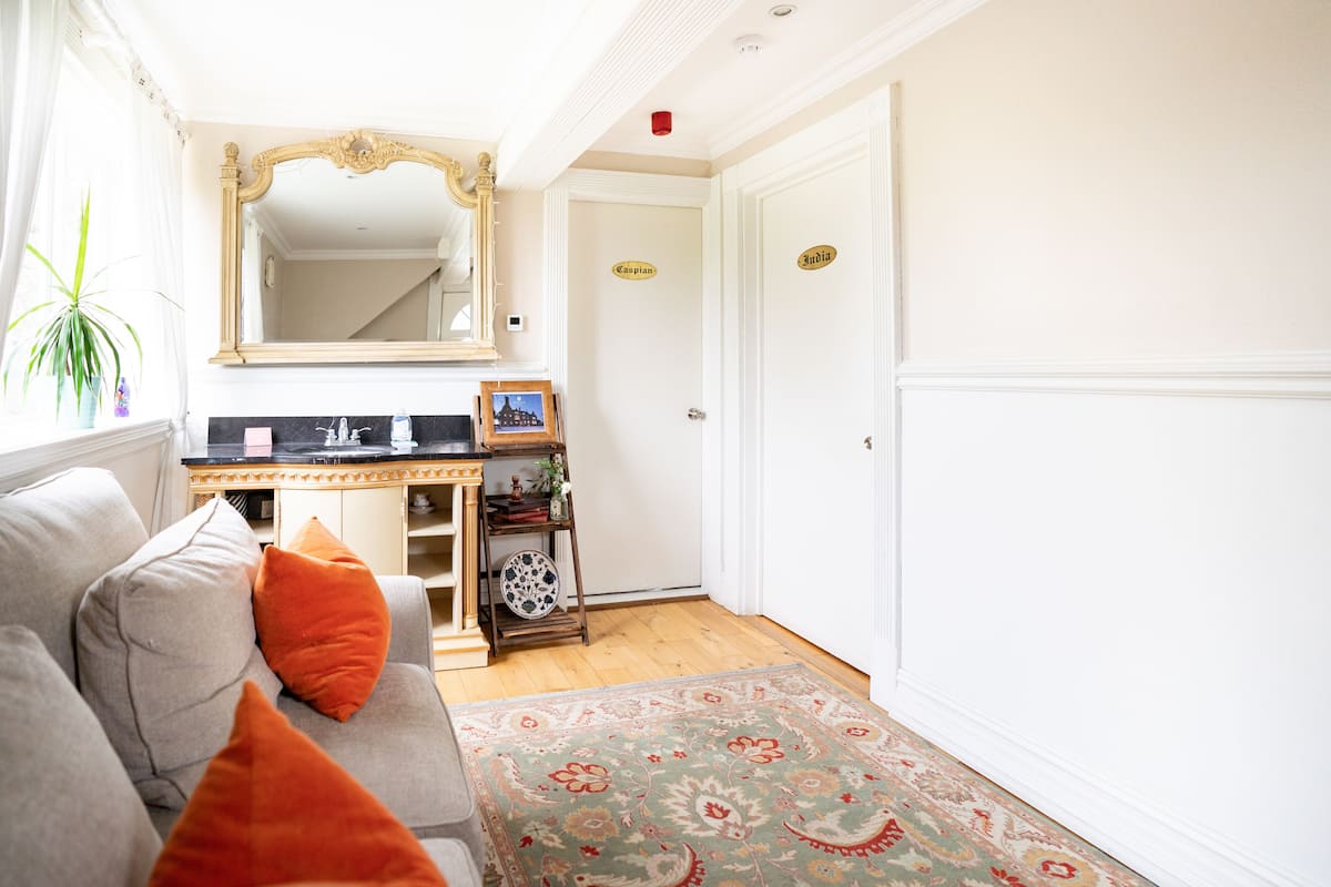 Iron/ironing board, free WiFi, bed sheets