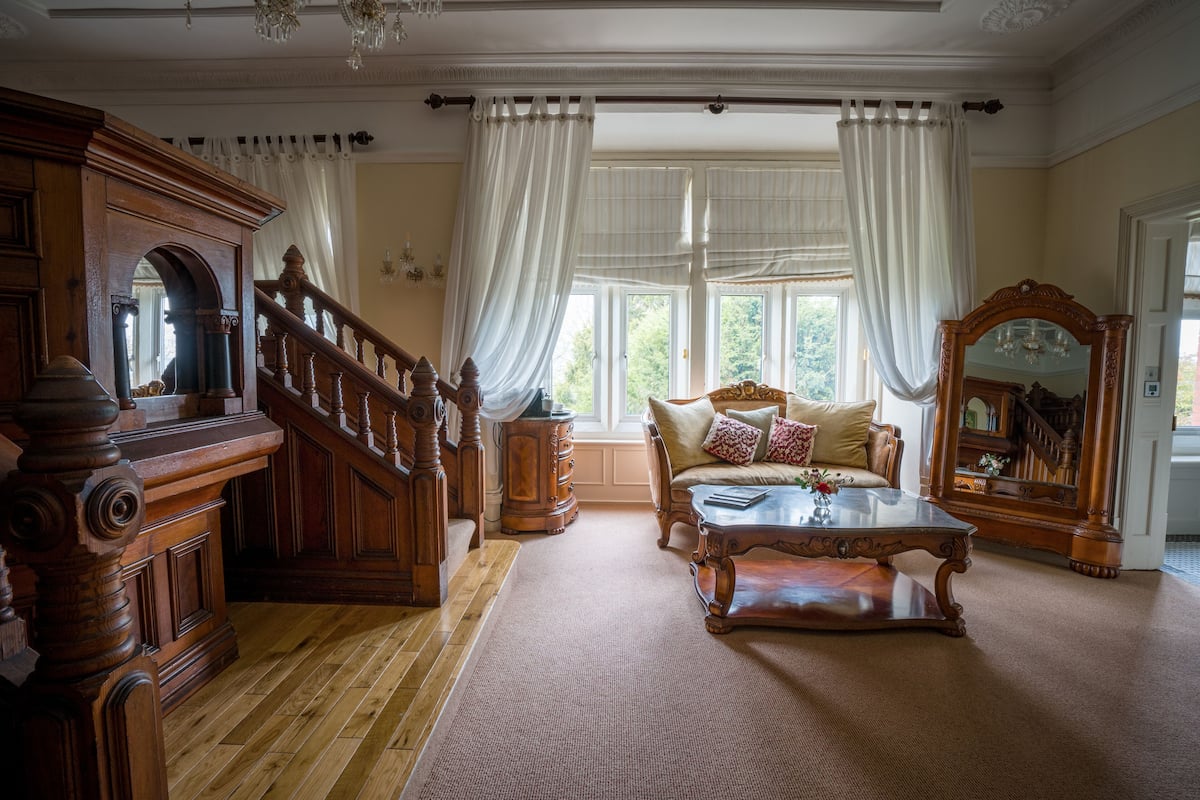 Deluxe Suite (Troya) | Iron/ironing board, free WiFi, bed sheets