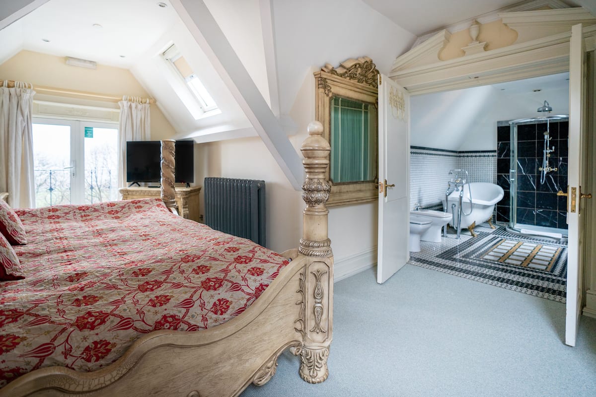 Superior Suite, Garden View (Ionia) | Iron/ironing board, free WiFi, bed sheets