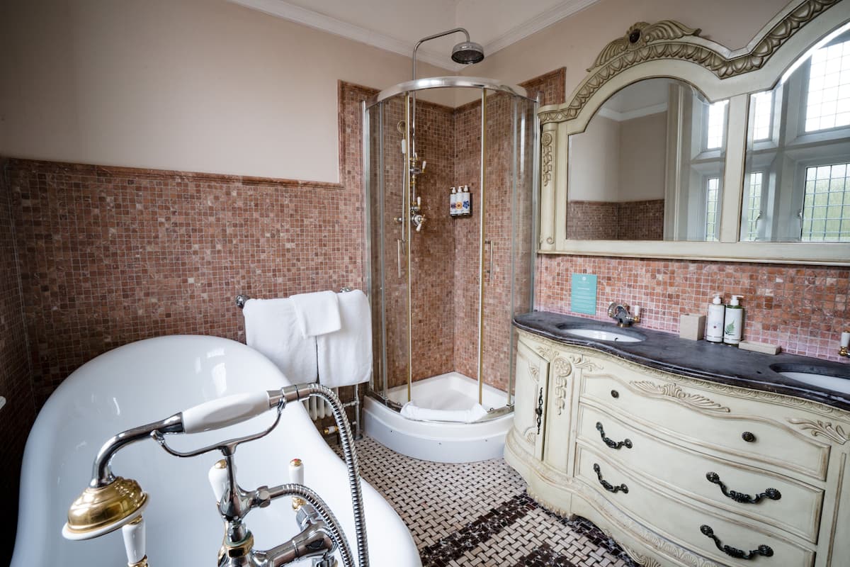 Superior Suite (Kappadokia) | Bathroom | Free toiletries, hair dryer, towels