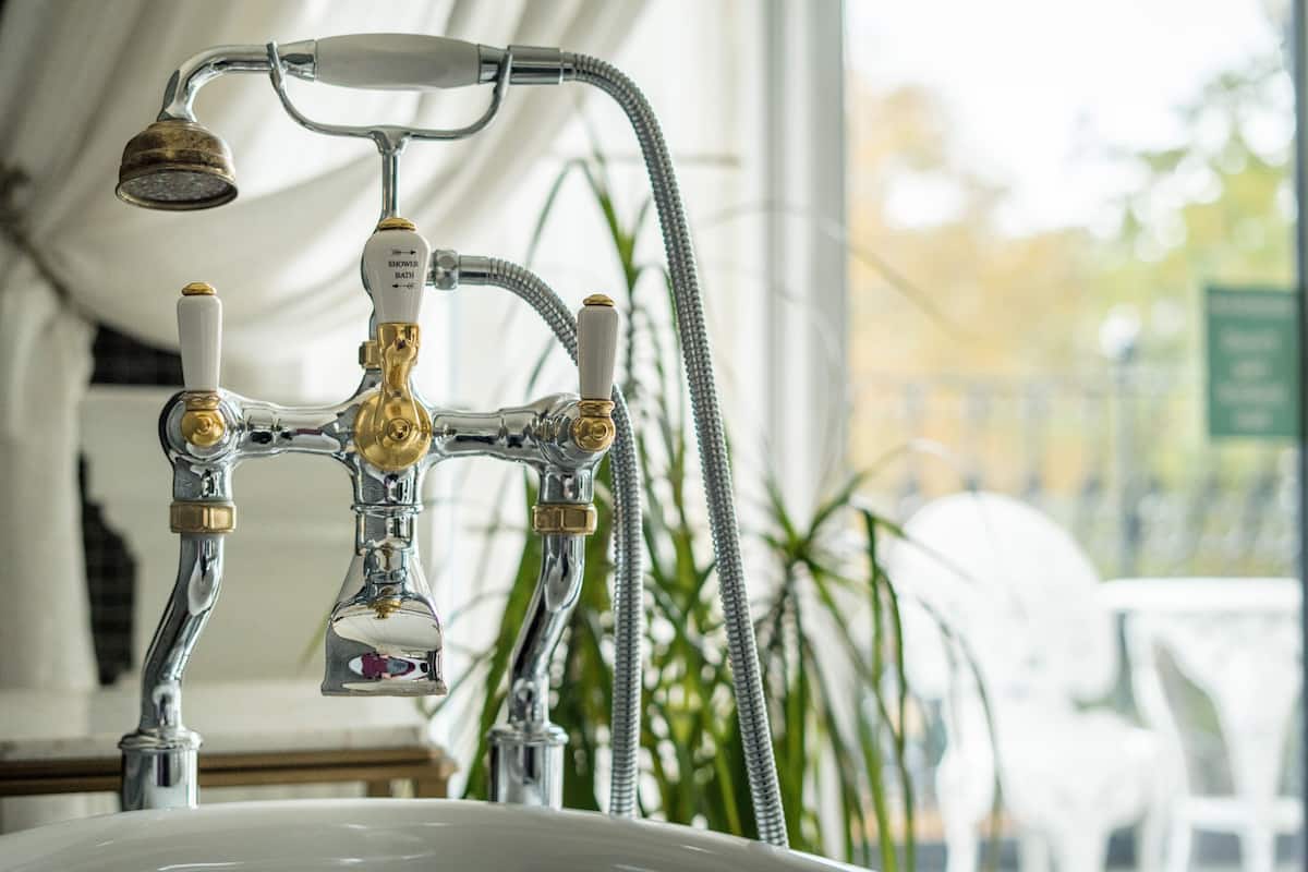 Deluxe Suite (Phrygia) | Bathroom | Free toiletries, hair dryer, towels