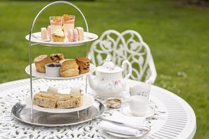 Breakfast, lunch, dinner served; British cuisine  - Berwick Lodge (Bristol)