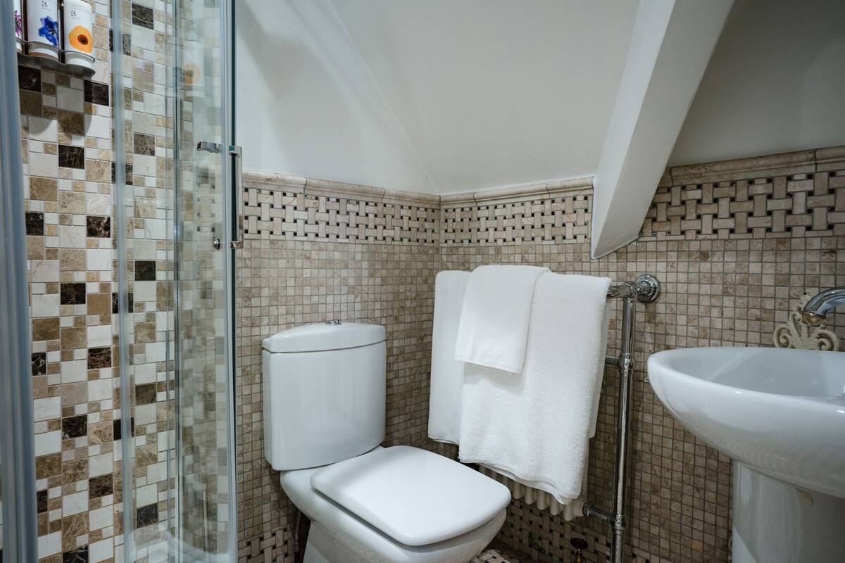 Superior Twin Room (Pamphylia) | Bathroom | Free toiletries, hair dryer, towels