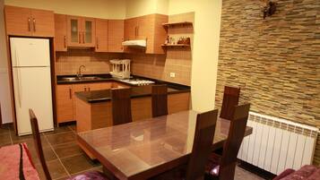Executive-Apartment, 2 Schlafzimmer, Bergblick | Essbereich im Zimmer