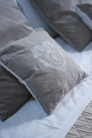 Romantic Suite | In-room safe, desk, free WiFi, bed sheets