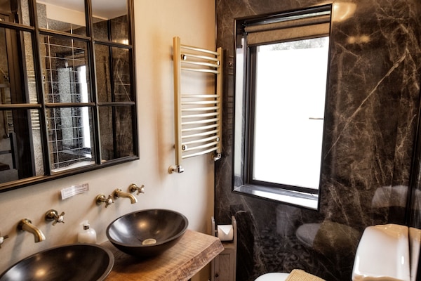 Superior Double or Twin Room (King) | Bathroom | Shower, hair dryer